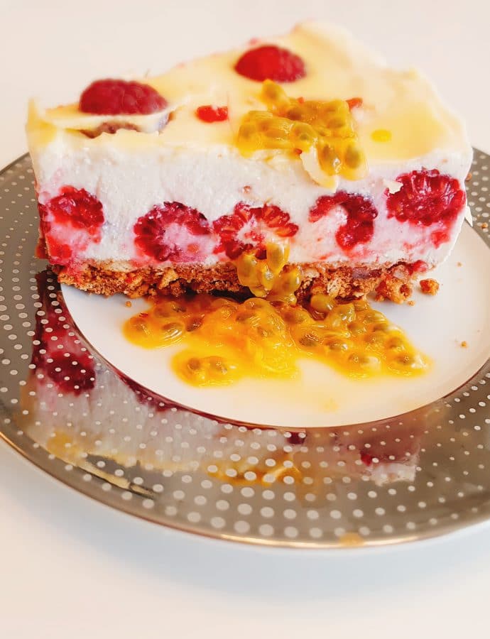 Cold cheesecake with raspberries