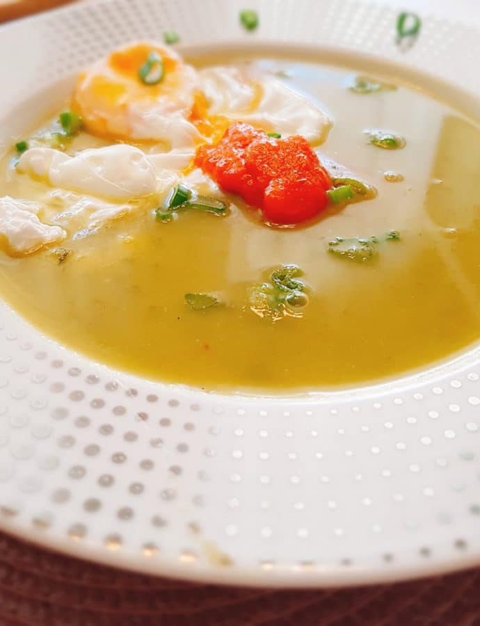 Spring onions soup with grilled sweet pepper